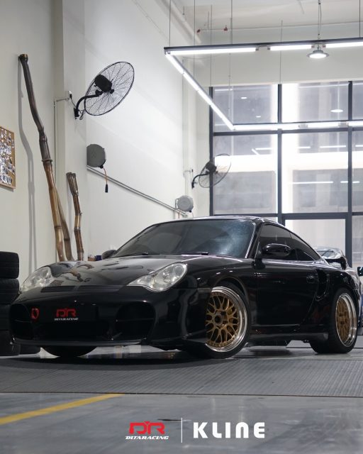 First Porsche 996 to visit our facility!

This timeless classic 996 Turbo is in for KLINE exhaust manifold upgrade @kline.innovation , squeezing more volume & power from the engine, especially this with hybrid turbo! A beautiful and clean build💪🏻

#porsche #porsche996 #996turbo #porsche911 

-- -- -- -- -- -- -- -- -- --

🏪 Dita Racing Sdn Bhd
📱 http://www.wasap.my/60176185281
📧 contactus@ditaracing.com

-- -- -- -- -- -- -- -- -- --

🔗 www.youtube.com/@DitaRacingOfficial
🔗 www.ditaracing.com